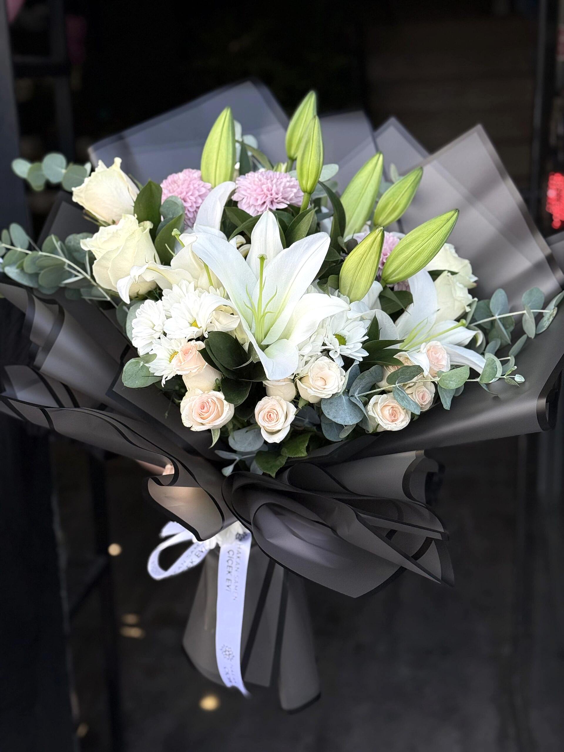 Beyaz Lilyum & Gül Buketi