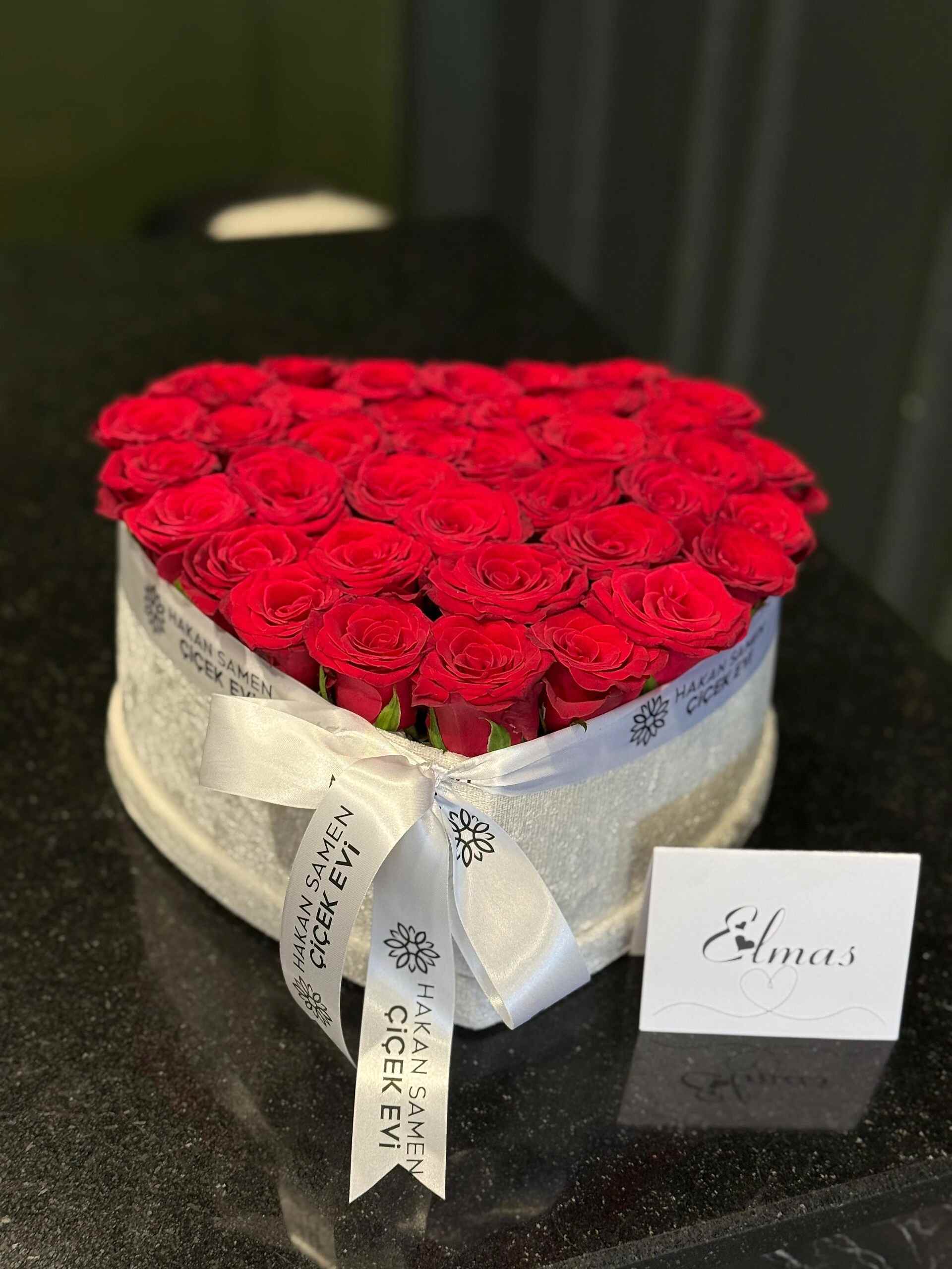 Kalp Kutuda Kırmızı Güller