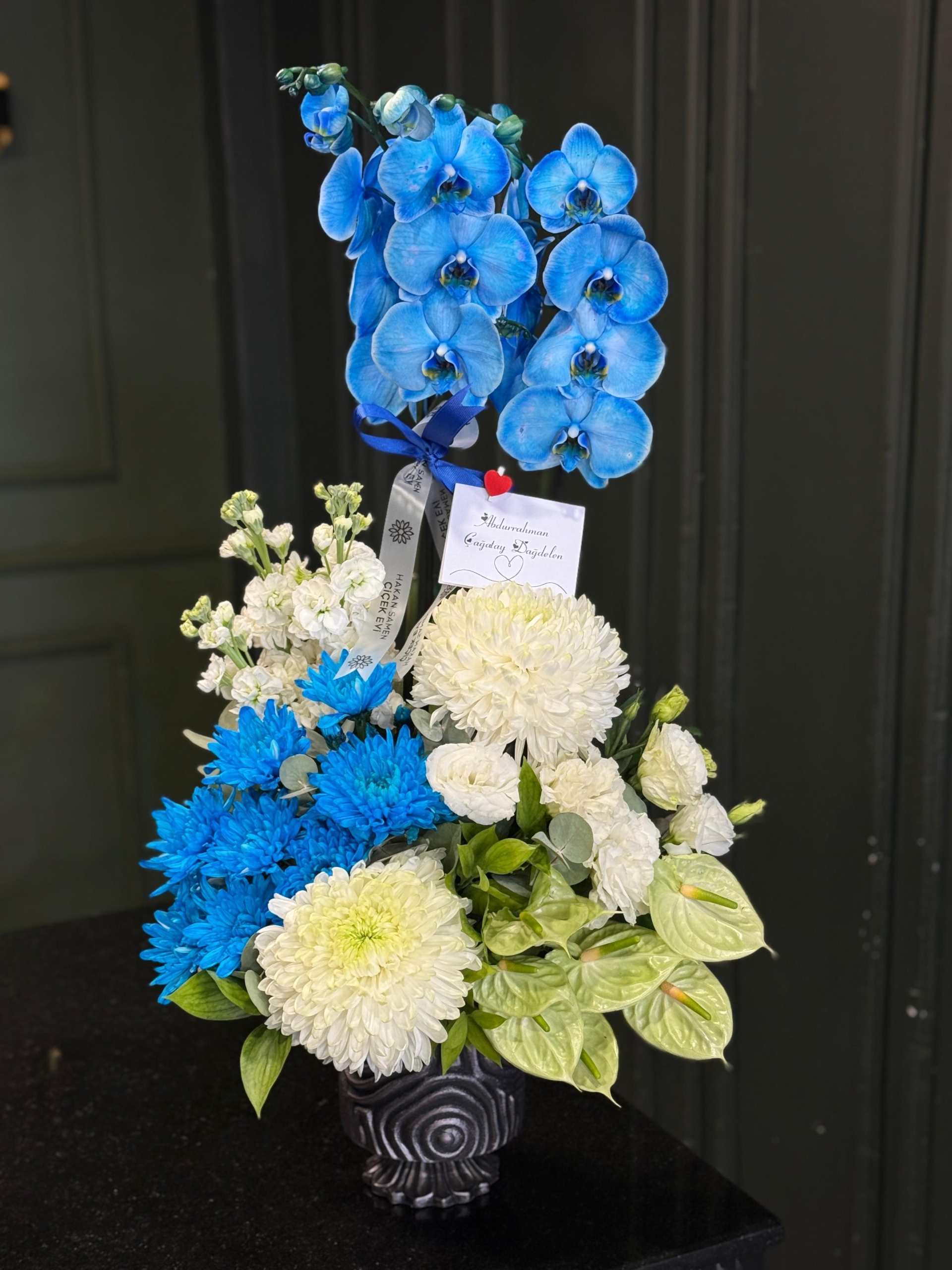 Mavi Orkide ve Beyaz Kasımpatı Aranjmanı